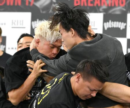 　乱闘になる赤田功輝（左）、細川一颯（撮影・堀内翔）