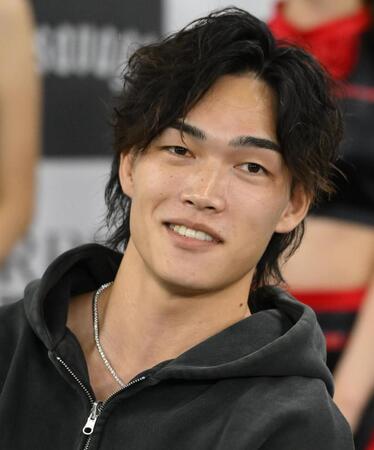 　余裕でほほ笑む細川一颯（撮影・堀内翔）