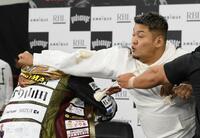 　アンディ南野（左）と乱闘になる松井健（撮影・堀内翔）