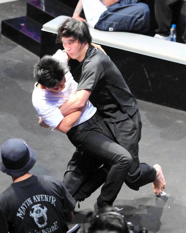 　絡んできたＺＵＭＩをなぎ倒す溝口勇児氏（右） 