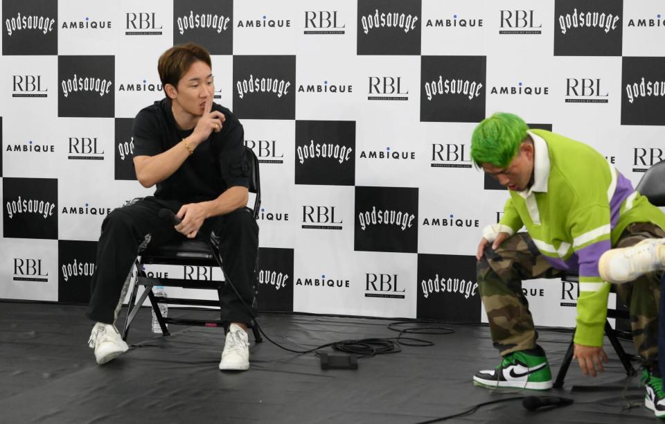 　シェンロン（右）に注意する朝倉未来ＣＥＯ（撮影・堀内翔）