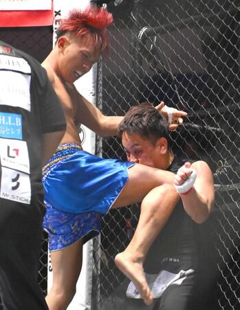 【写真】被弾しまくって顔面崩壊　金網にもたれかかる朝倉未来の先輩