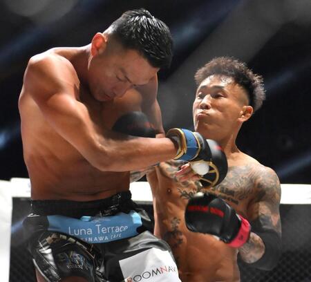 　黒石高大（左）にパンチを出す関谷勇次郎（撮影・堀内翔）