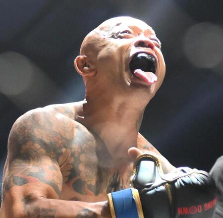 　勝利して喜ぶ内藤裕（撮影・堀内翔）