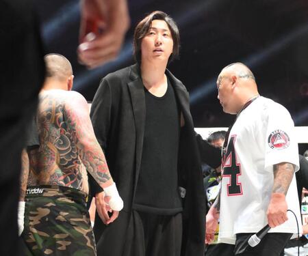 　乱闘を止める溝口勇児ＣＯＯ（撮影・堀内翔）