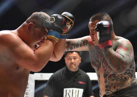 　タンク内藤（左）にパンチを出す暴君つよし（撮影・堀内翔）