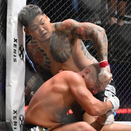 　アンディ南野（下）を攻める松井健（撮影・堀内翔）