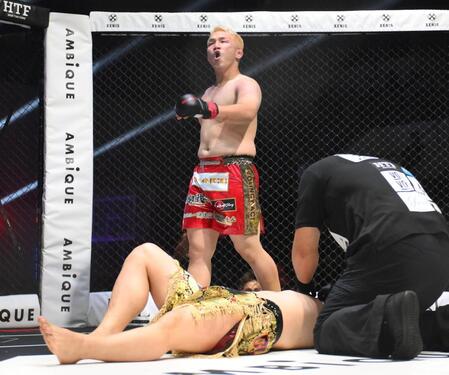 　てる（下）に勝利した川島悠汰（撮影・堀内翔）