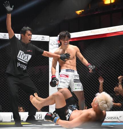 　赤田功輝（下）にＫＯ勝ちする細川一颯（撮影・堀内翔）