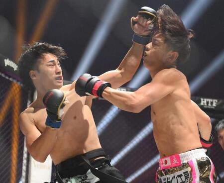 　大野篤貴が井原良太郎（右）にパンチを出す（撮影・堀内翔）