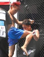 　オビエル（左）がせーやに蹴りを入れる（撮影・堀内翔）