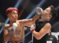 　せーや（右）にパンチを出すオビエル（撮影・堀内翔）