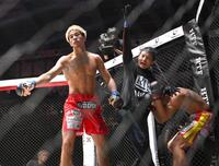 　賢民が太陽（右端）に勝利する（撮影・堀内翔）