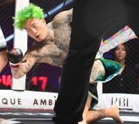 　ダウンするシェンロン（撮影・堀内翔）