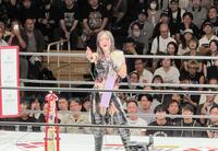 　２冠戦を制した上谷沙弥は超満員の観客の前で「東京ドームに連れて行く」と宣言