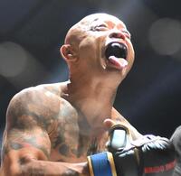 　勝利して喜ぶ内藤裕（撮影・堀内翔）