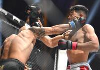 　内藤裕（左）がクサノガブリエルからダウンを奪う（撮影・堀内翔）