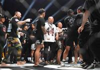 　ケージ内で乱闘になる名古屋喧嘩自慢の選手（撮影・堀内翔）