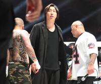 　乱闘を止める溝口勇児ＣＯＯ（撮影・堀内翔）