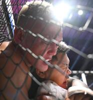 　激戦となったアンディ南野（左）と松井健（撮影・堀内翔）