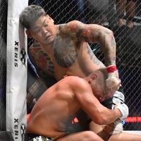 　アンディ南野（下）を攻める松井健（撮影・堀内翔）