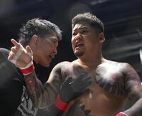 　激高する松井健（撮影・堀内翔）