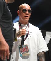 　息子の赤パンニキをにらみつける村田将一（撮影・堀内翔）