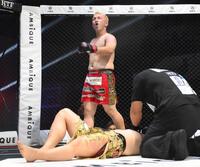 　てる（下）に勝利した川島悠汰（撮影・堀内翔）