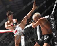 　赤田功輝（右）に蹴りを出す細川一颯（撮影・堀内翔）