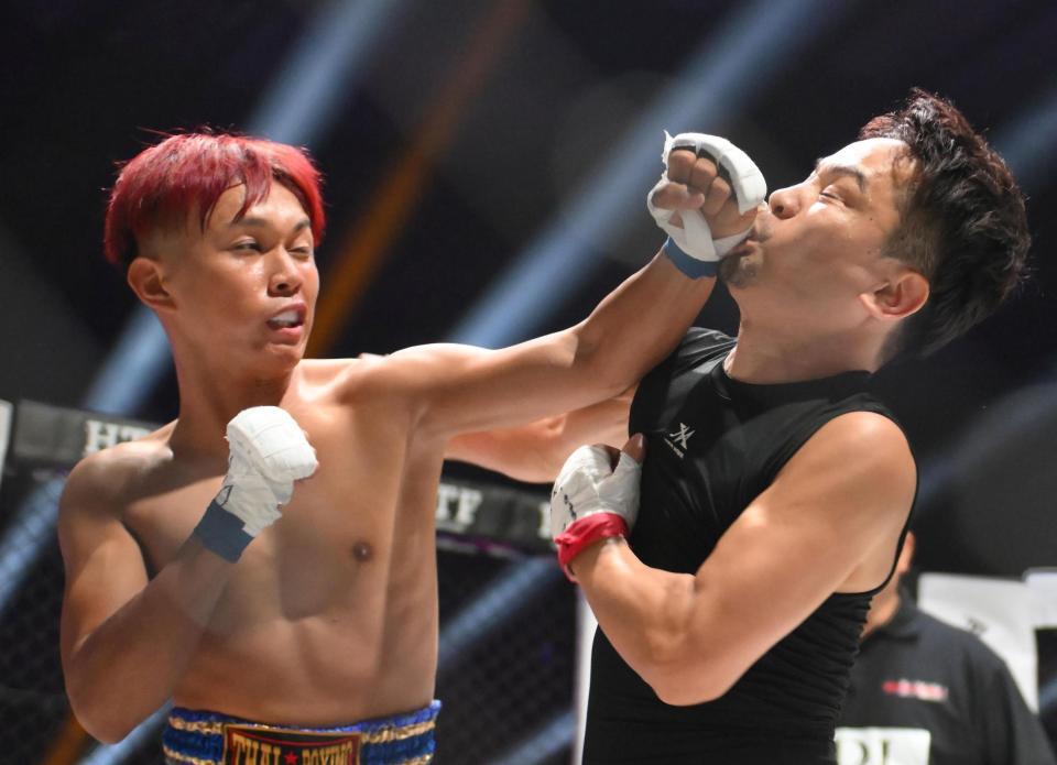 　せーや（右）にパンチを出すオビエル（撮影・堀内翔）