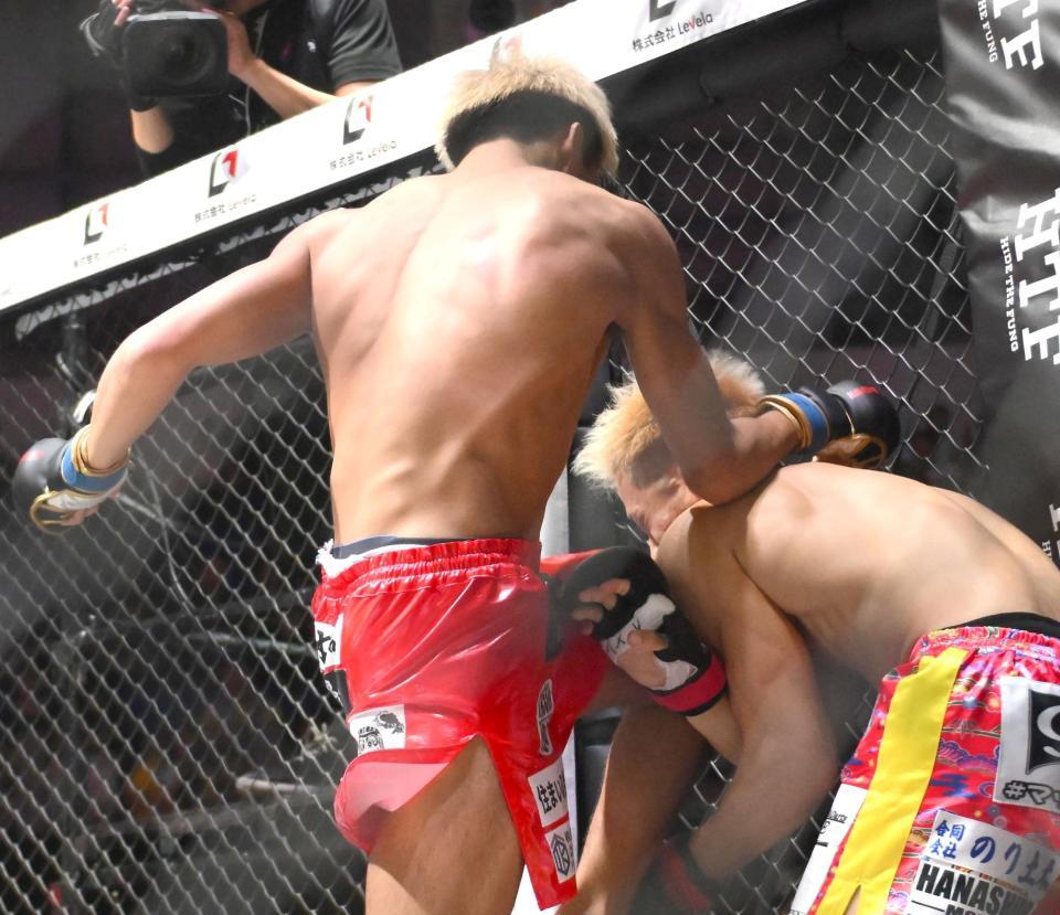 　賢民が太陽（右）に膝蹴りを入れる（撮影・堀内翔）