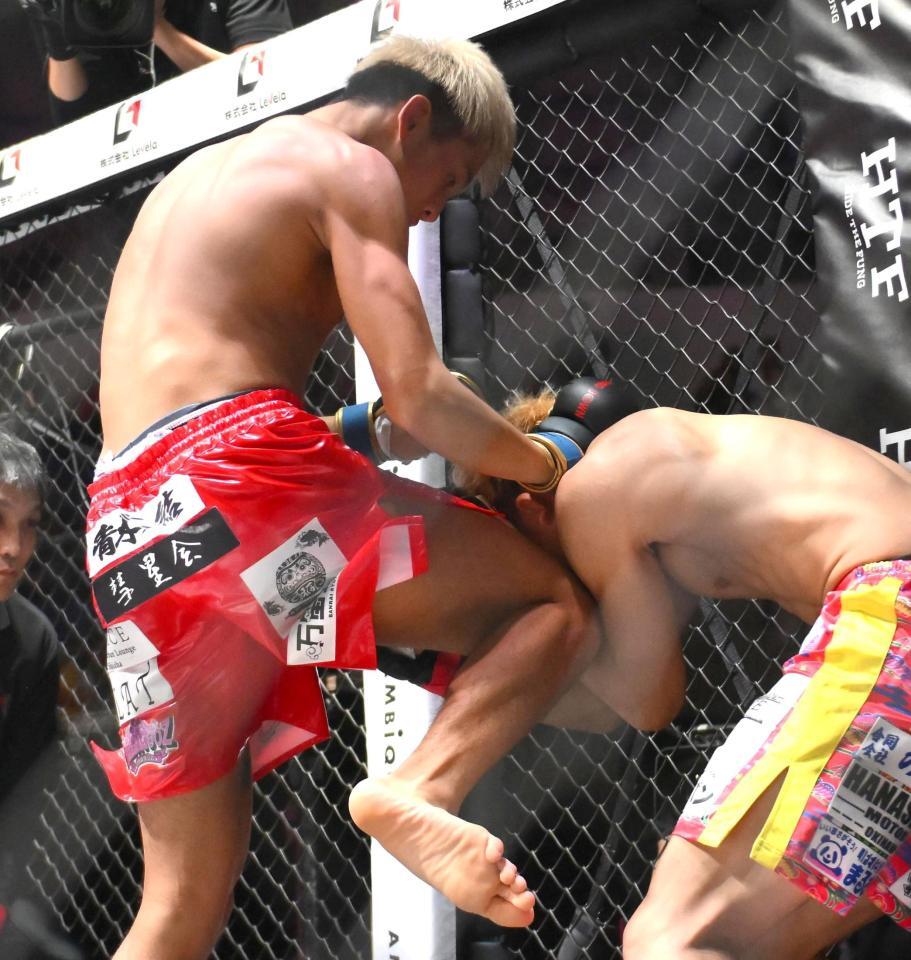 　賢民が太陽（右）に膝蹴りを入れる（撮影・堀内翔）