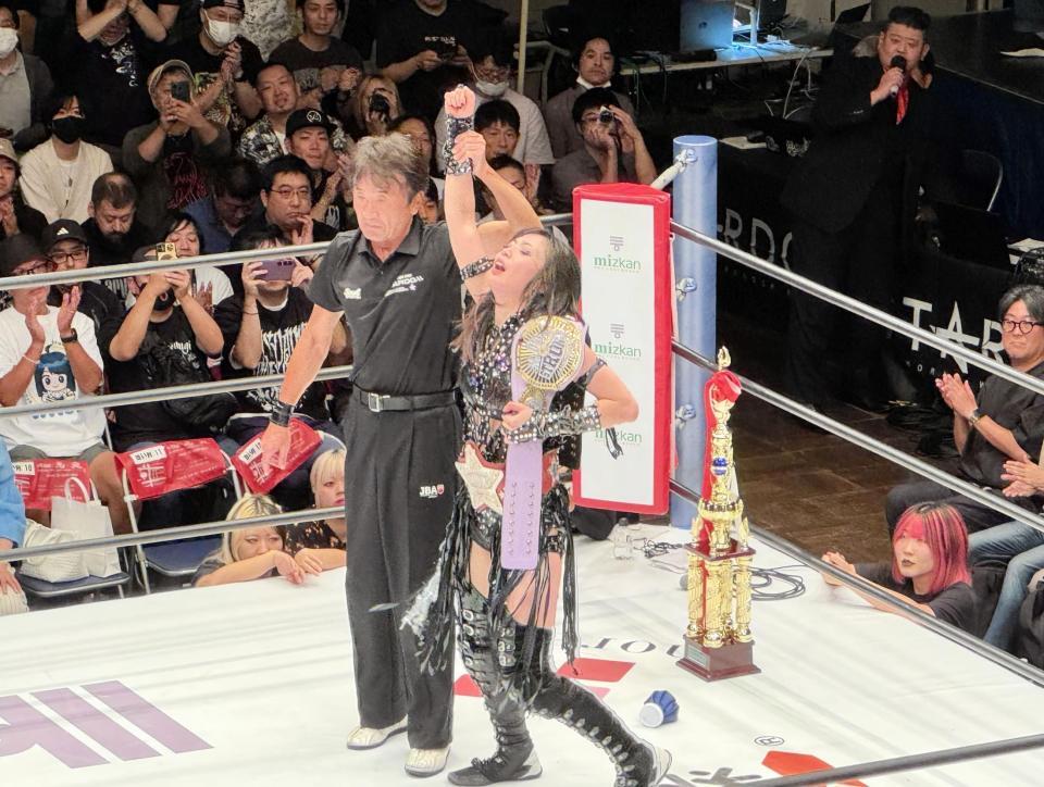 　２冠戦を制した上谷沙弥は超満員の観客の前で「東京ドームに連れて行く」と宣言