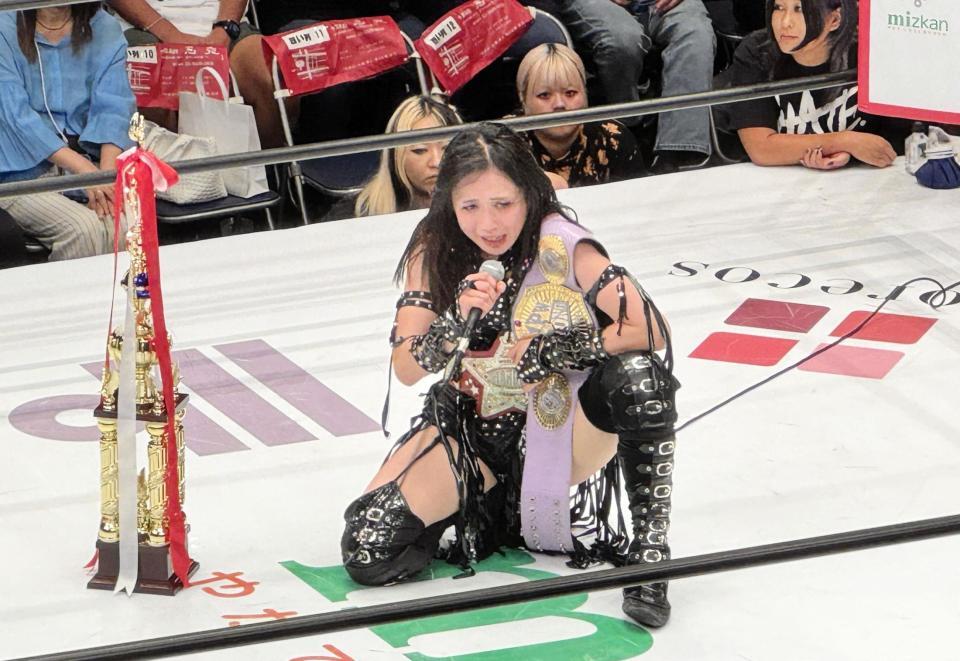 　２冠戦を制した上谷沙弥は感慨を込め、超満員の観客の前で「東京ドームに連れて行く」と宣言した