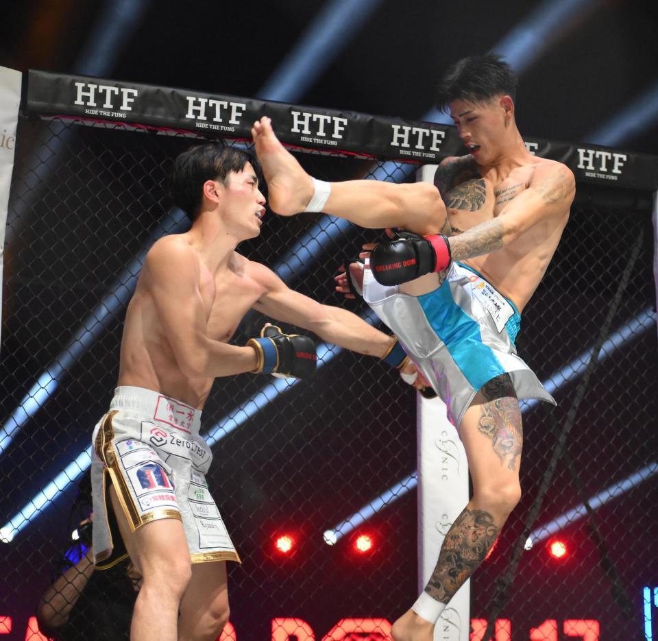 　池田晃樹（左）に跳び蹴りを入れるリキ（撮影・堀内翔）