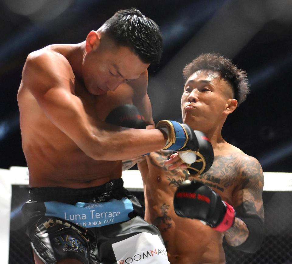 　黒石高大（左）にパンチを出す関谷勇次郎（撮影・堀内翔）