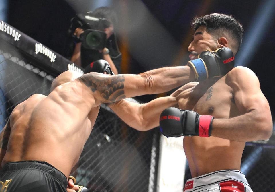 　内藤裕（左）がクサノガブリエルからダウンを奪う（撮影・堀内翔）