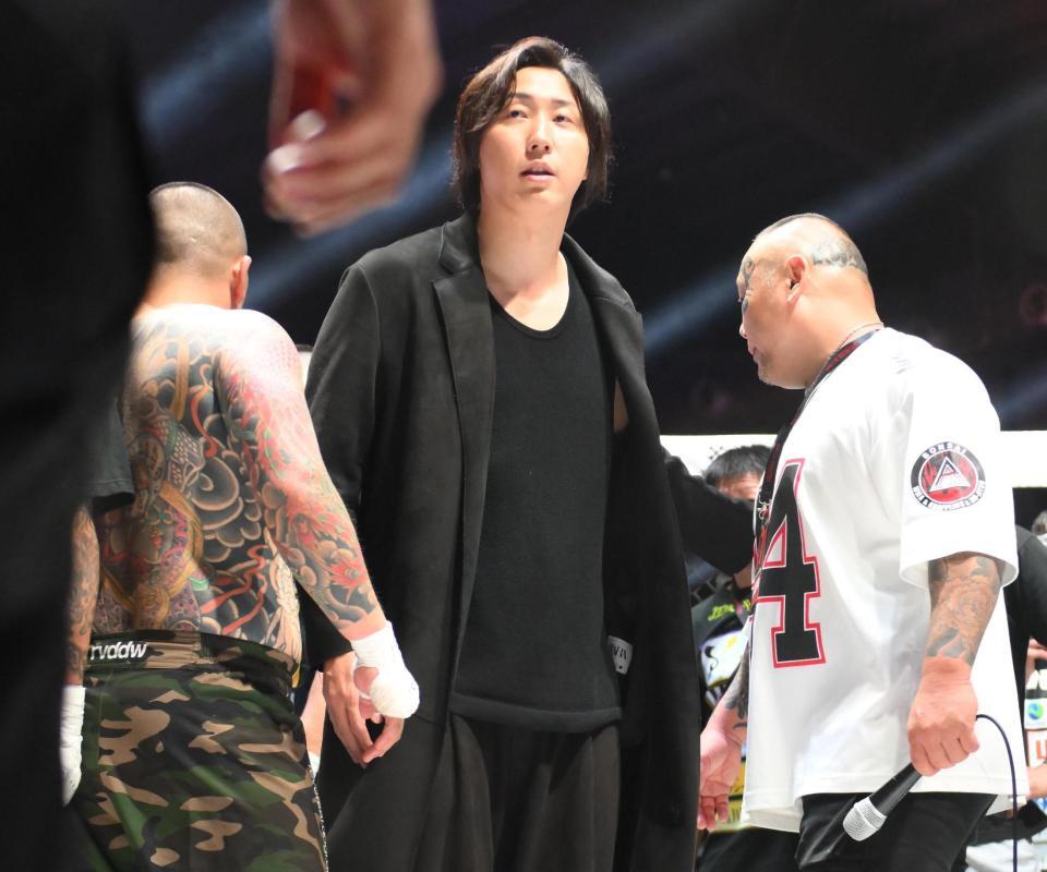 　乱闘を止める溝口勇児ＣＯＯ（撮影・堀内翔）