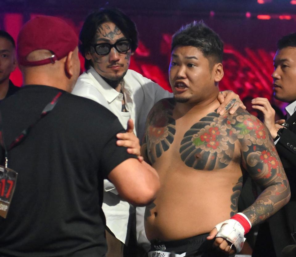 　試合中に場外乱闘となる松井健（撮影・堀内翔）