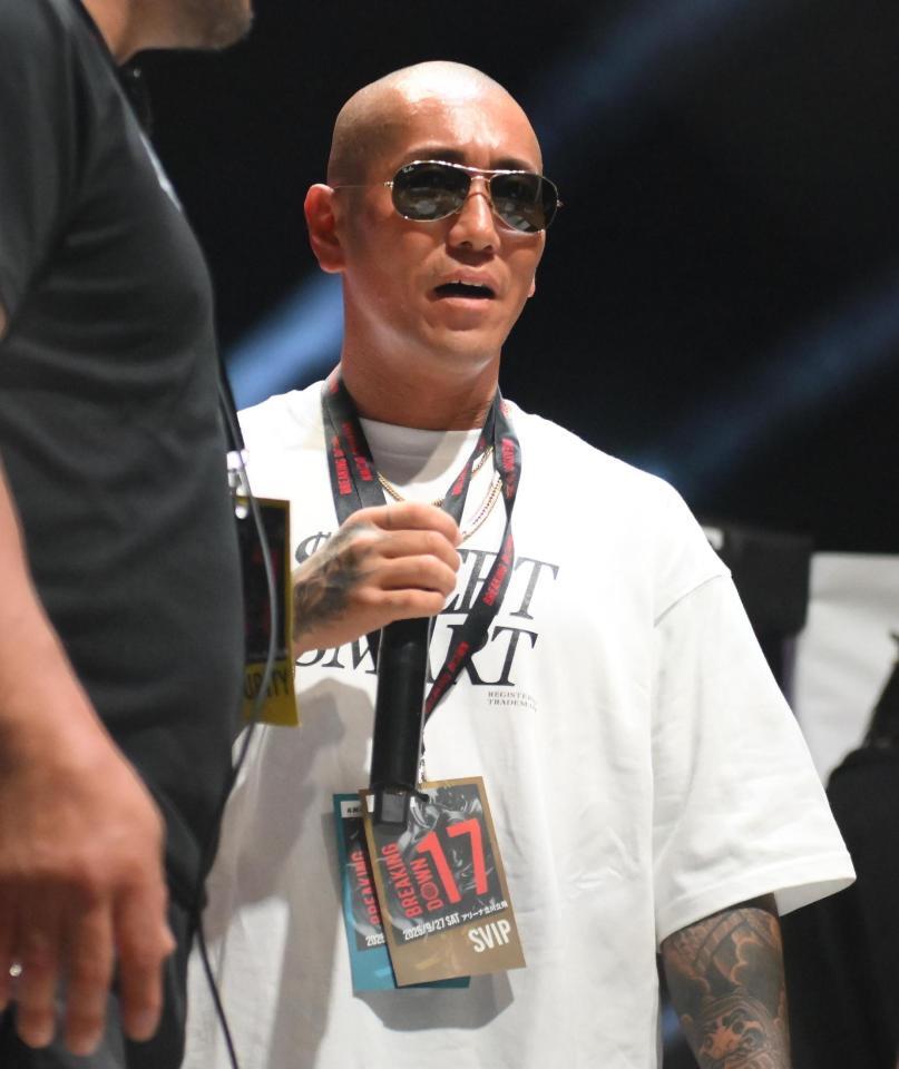 　息子の赤パンニキをにらみつける村田将一（撮影・堀内翔）