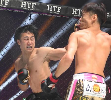 　２７日の試合で大野篤貴（左）に敗れた井原良太郎