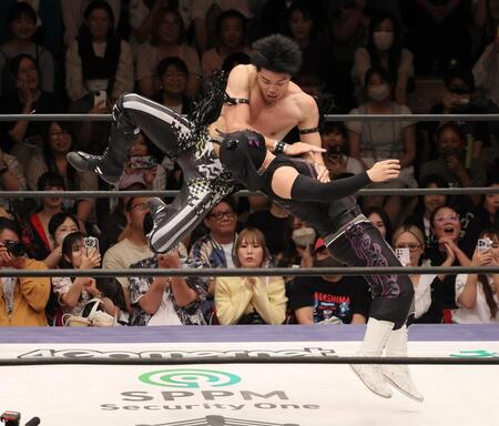 　相手を攻める武知海青（上）＝撮影・石井剣太郎