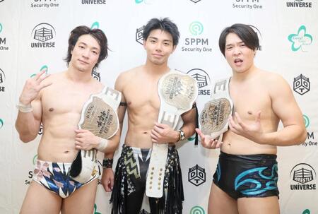 　ポーズを決める（左から）上野勇希、武知海青、Ｔｏ-ｙ（撮影・石井剣太郎）