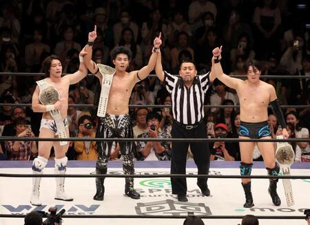 　試合に勝利した（左から）上野勇希、武知海青、（一人置いて）Ｔｏ-ｙ（撮影・石井剣太郎）
