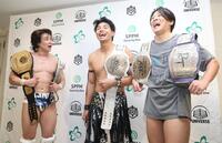 　笑顔を見せる（左から）上野勇希、武知海青、Ｔｏ-ｙ（撮影・石井剣太郎）