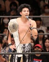 　ベルトを手にあいさつする武知海青（撮影・石井剣太郎）