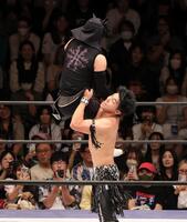 　相手を攻める武知海青（撮影・石井剣太郎）