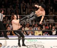 　相手を攻める武知海青（右）＝撮影・石井剣太郎