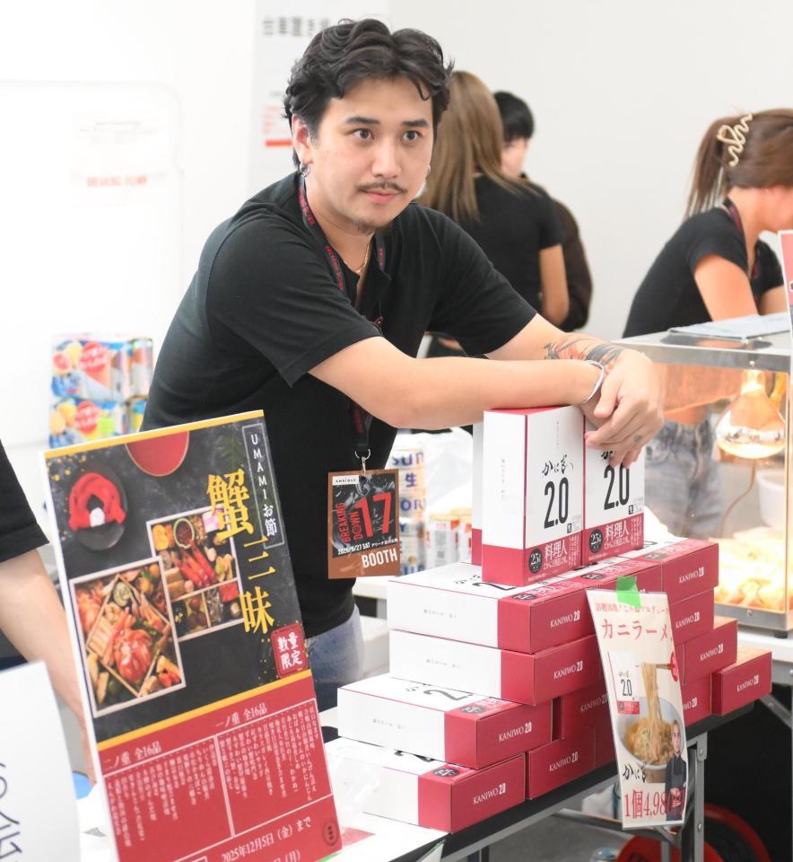 　場内で自身のプロデュースする蟹ラーメンを販売するこめお（２７日）