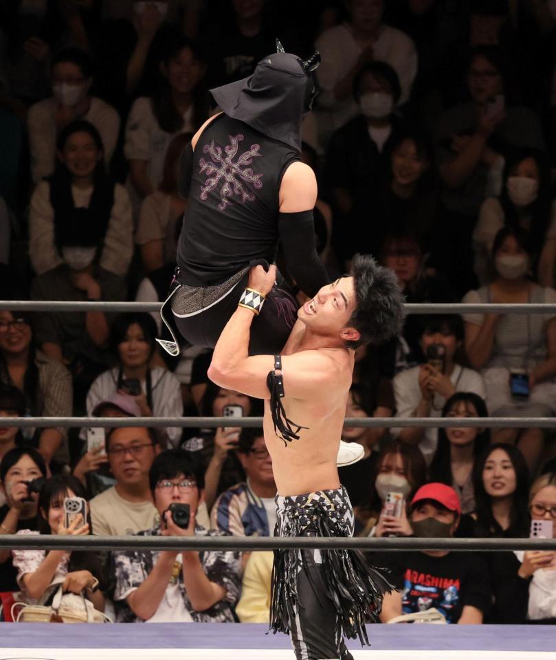 　相手を攻める武知海青（撮影・石井剣太郎）